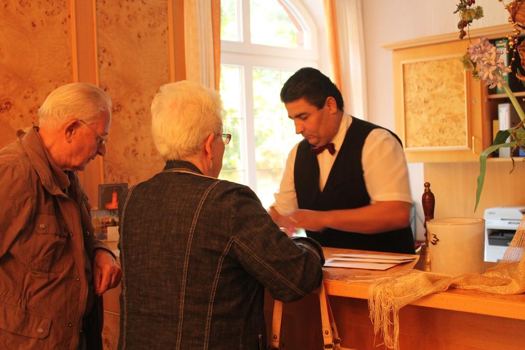 Hotel Und Restaurant Waldschloesschen Crivitz Extérieur photo